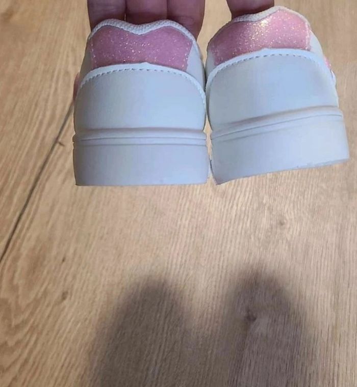 Basket neuve blanche a motif rose pointure 22 - photo numéro 4