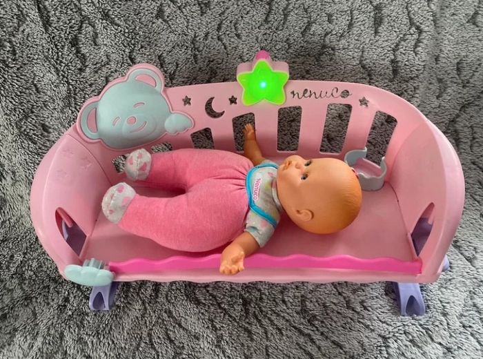 Lit qui peu être installé en lit de cododo vendu avec son bébé - Nenuco