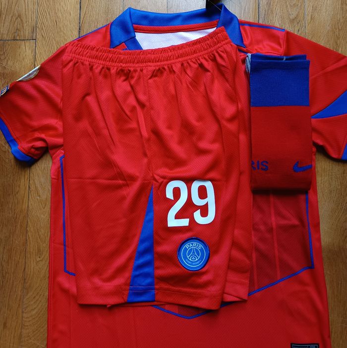 Magnifique tenue Barcola taille 10 ans PSG rouge 2026 - photo numéro 5