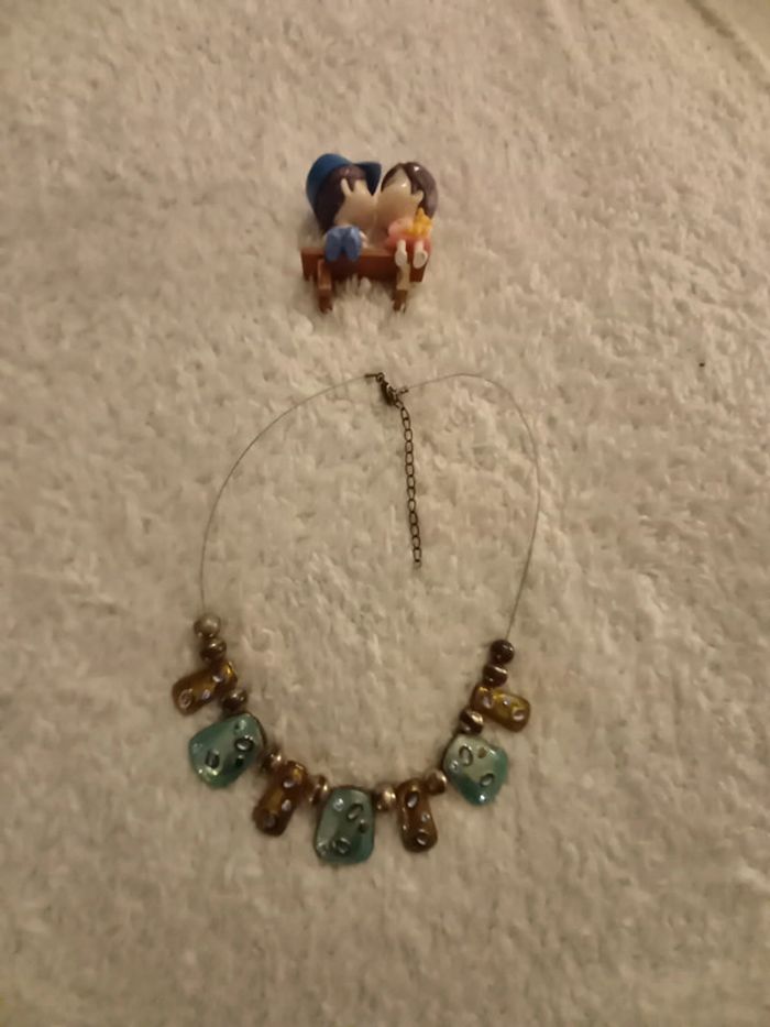 Collier a fil bleu éthique