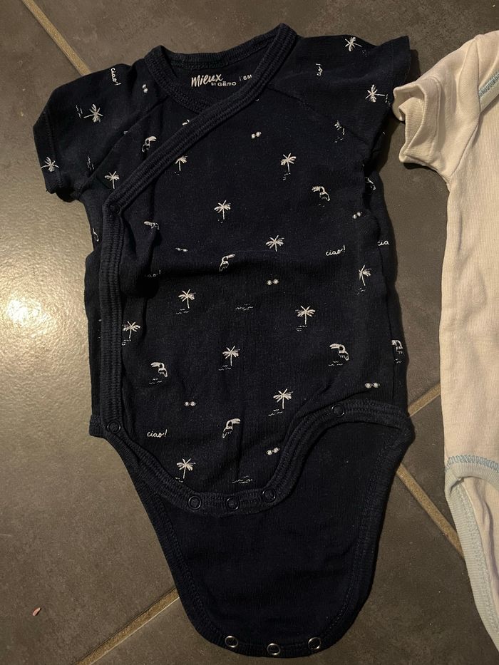 2 bodys manche courte 6 mois - photo numéro 2
