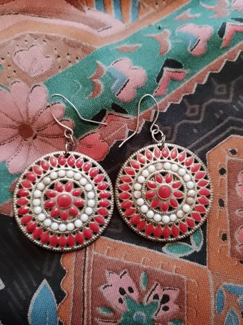 boucles d'oreilles en métal argenté émaillées rouge/blanc vintage années 80.