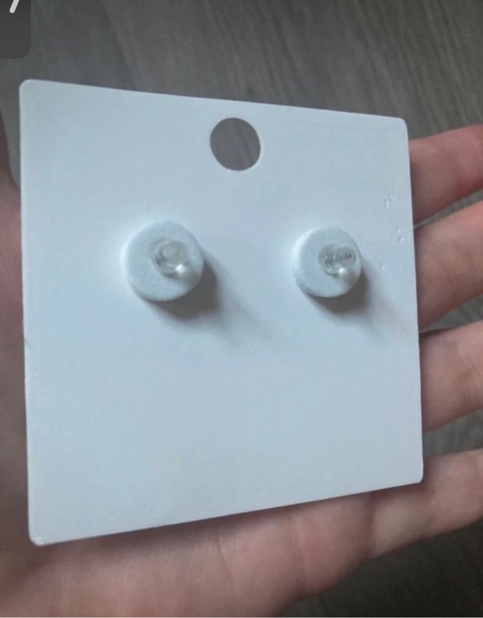 Boucles d’oreilles NEUVES avec étiquette pour femme forme de fleurs couleurs blanc et doré - photo numéro 6