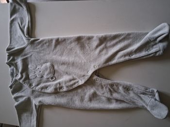 Pyjama en velours avec ouverture par devant de marque Noukie’s