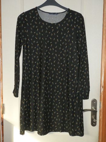 Robe noire fleurs
