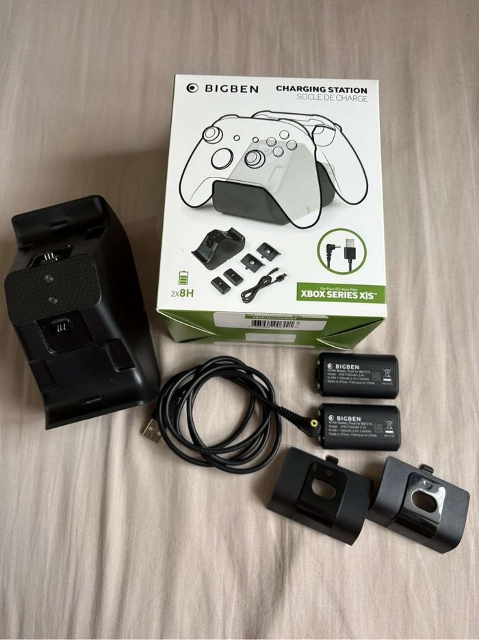 Xbox Série S + 3 manettes + Socle de charge officiel et batteries - photo numéro 9