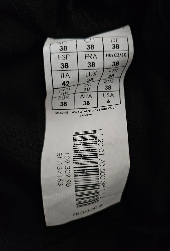 Robe transparente, manches longues. Avec une doublure opaque.
Promod.
Taille : 38. - photo numéro 10