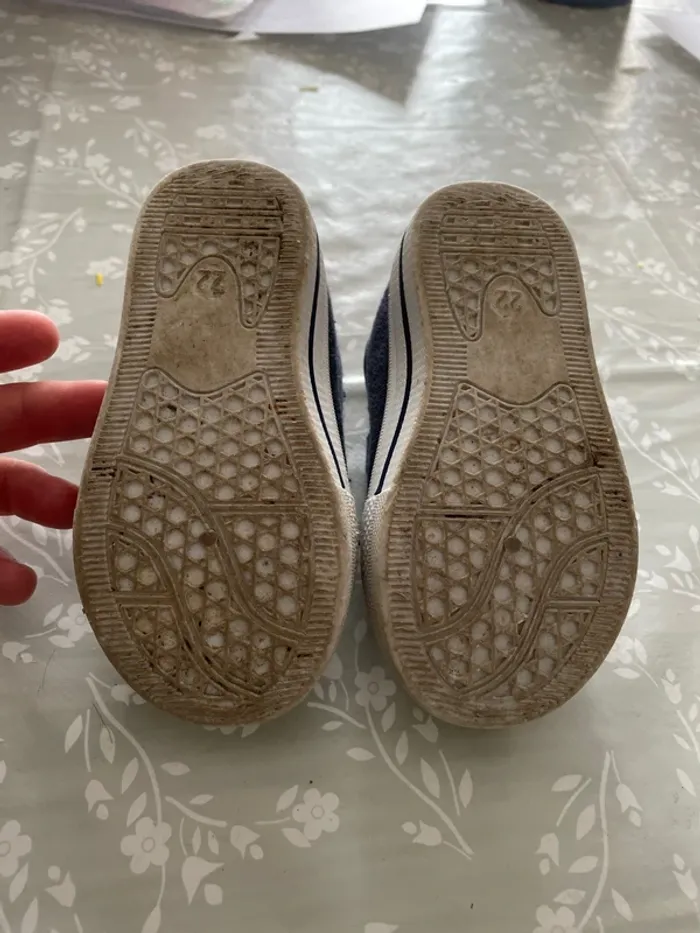 Baskets légères taille 22 - photo numéro 2