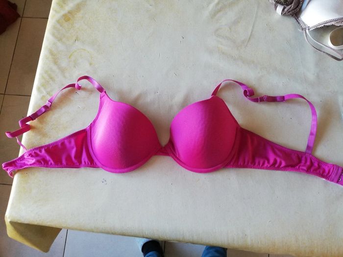 Soutien-gorge Armatures + coques. T. 90 B. Rose Fuschia. 3 Suisses. - photo numéro 4