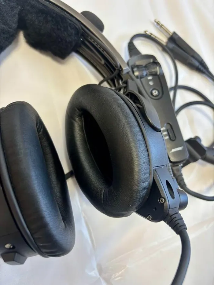 Casque d'aviation BOSE A20 avec Bluetooth et deux prises, 30h de vol en parfait état - photo numéro 3