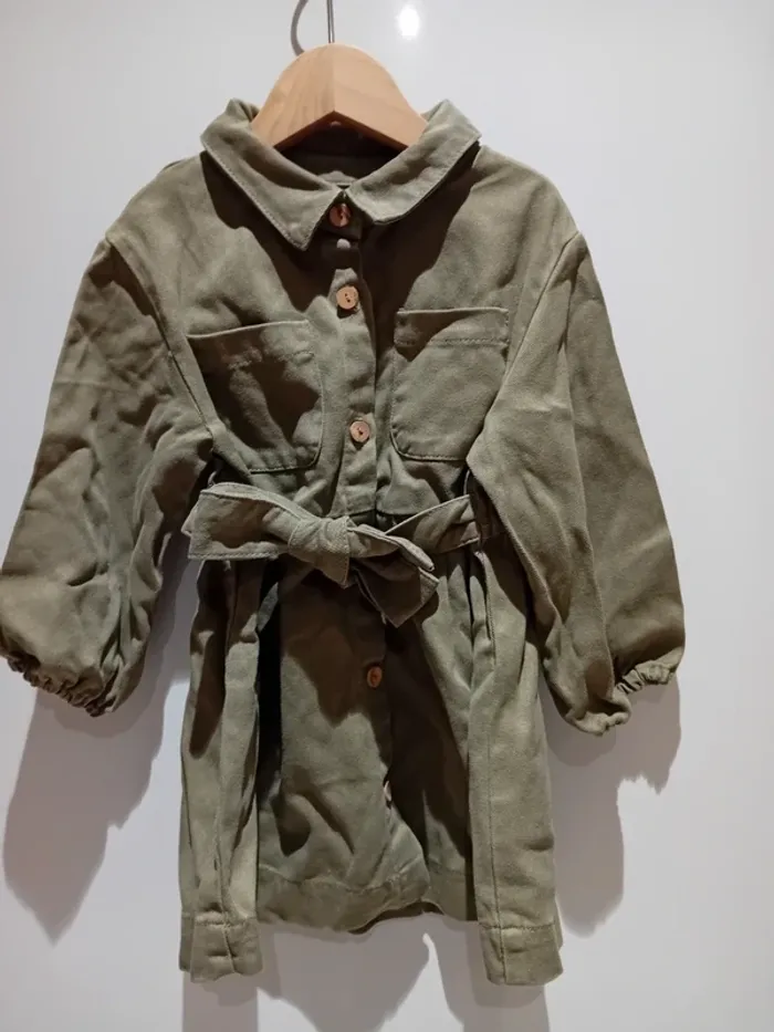Robe longue ceinturée col chemise style militaire