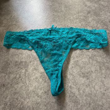 String bleu dentelle