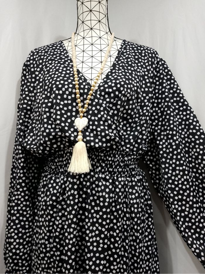 Robe maxi noire et blanche grande taille 48 col V, manches longues, élégante - photo numéro 2