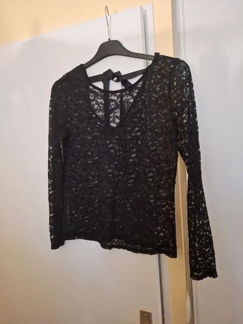 Haut façon dentelle qui s'attache à la nuque