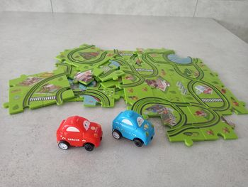 Circuit à monter avec 2 voitures