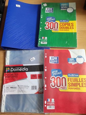 Lot Classeur, feuilles et pochette perforées neuf