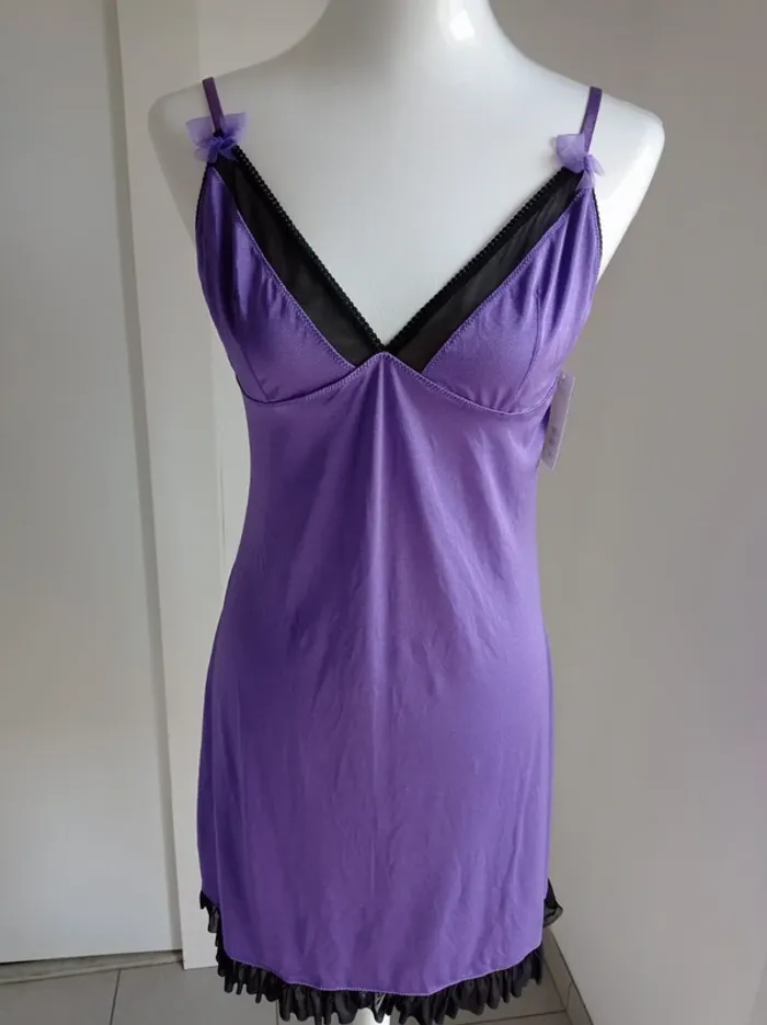 Magnifique nuisette sexy violette sexy avec dentelle noire avec noeuds neuve avec étiquette T.L H&M