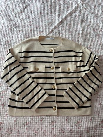 Cardigan à rayures noir et beige bouton doré 