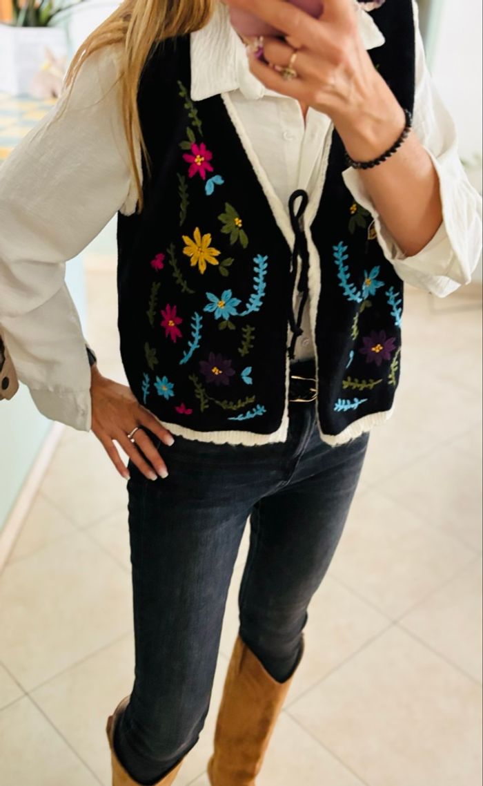 Gilet bohème sans manches noir et fleurs brodées - photo numéro 10