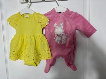 Lot 6 vêtements donc 4 neufs 1 mois