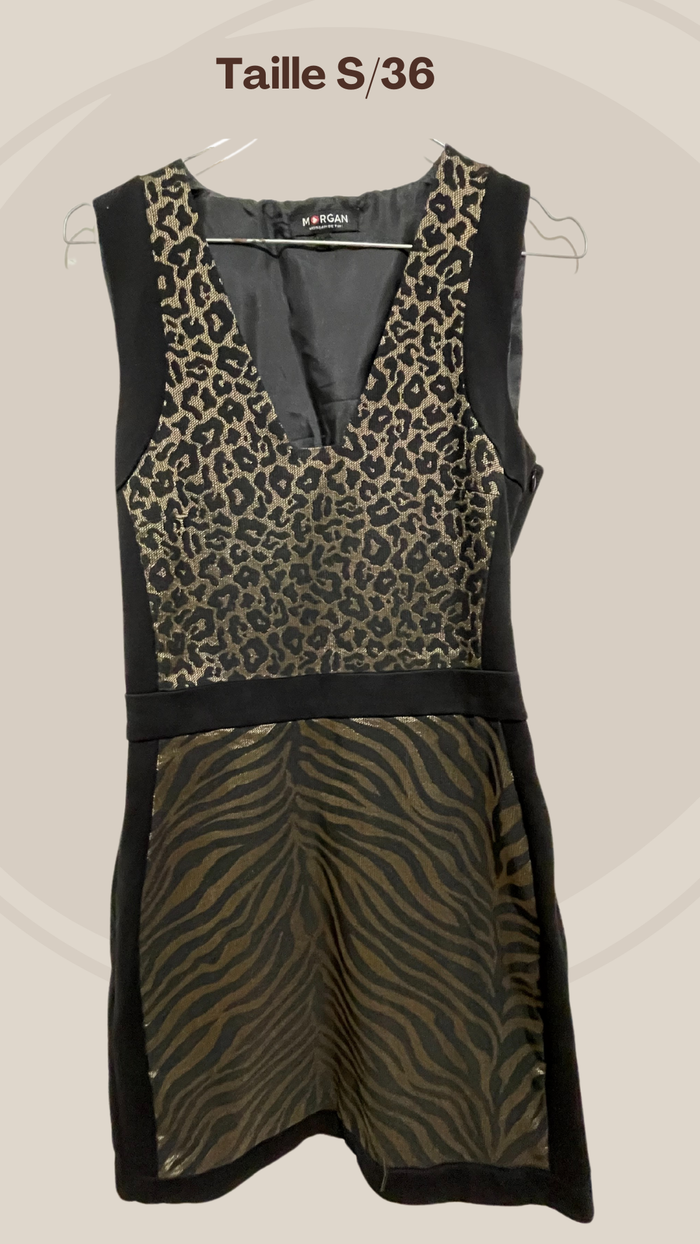 Robe noire à motifs dorés Taille 36