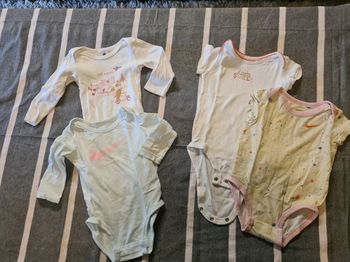 Lot 4 bodies. 9 mois. . Petit bateau