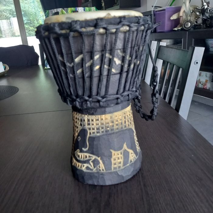 Petit djembe en bois plein