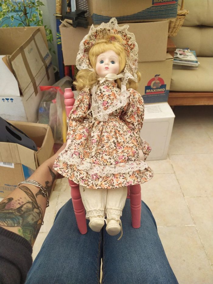 Poupée en porcelaine