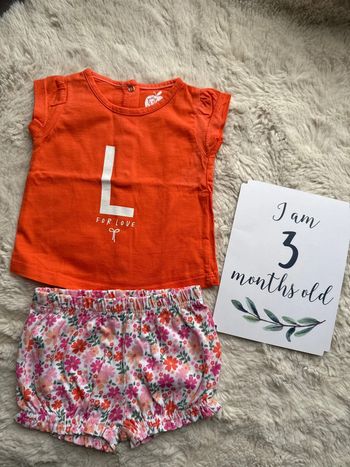 Ensemble short à fleur et t shirt tape à l'œil 3 mois