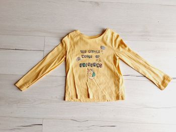 Vêtement fille tee-shirt manches longues moutarde licrone arc en ciel Kiabi 3 ans