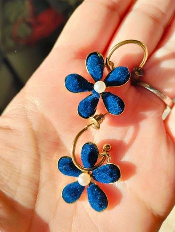 Créoles dorées pendentif fleur bleue perle
