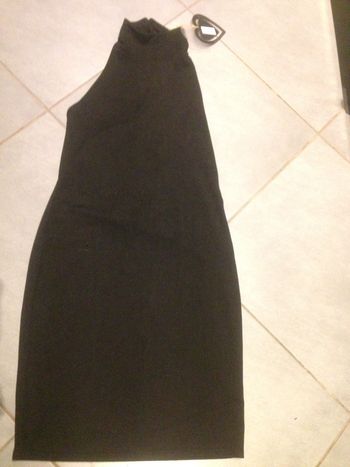 Robe mi-longue en crêpe à encolure montante noir dos nu
