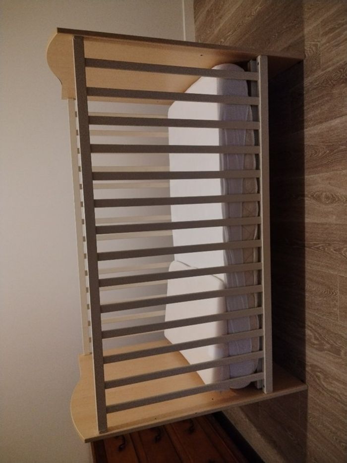 Lit à barreaux en bois