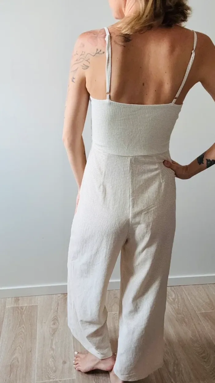 Combinaison beige Stradivarius taille M en parfait état - photo numéro 3