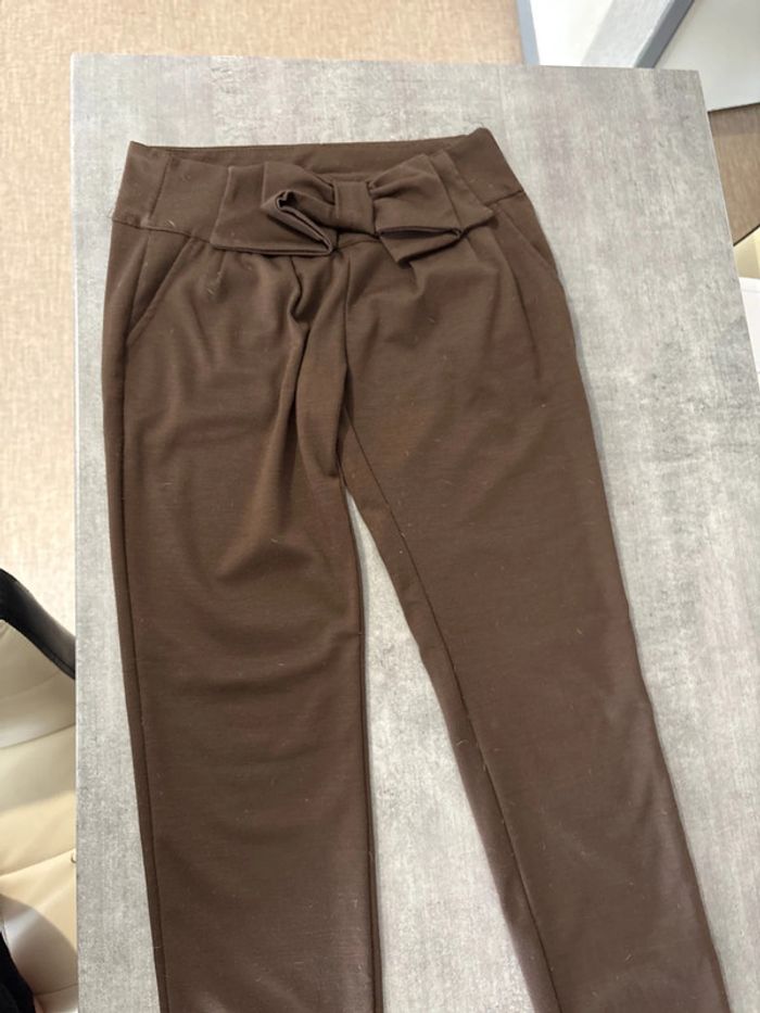 Pantalon marron avec noeud
