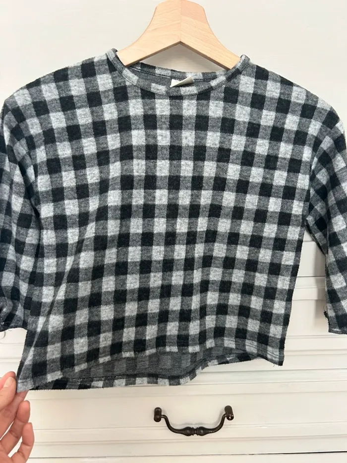 Superbe petit pull gris et noir à carreaux Zara taille 6 ans - photo numéro 4