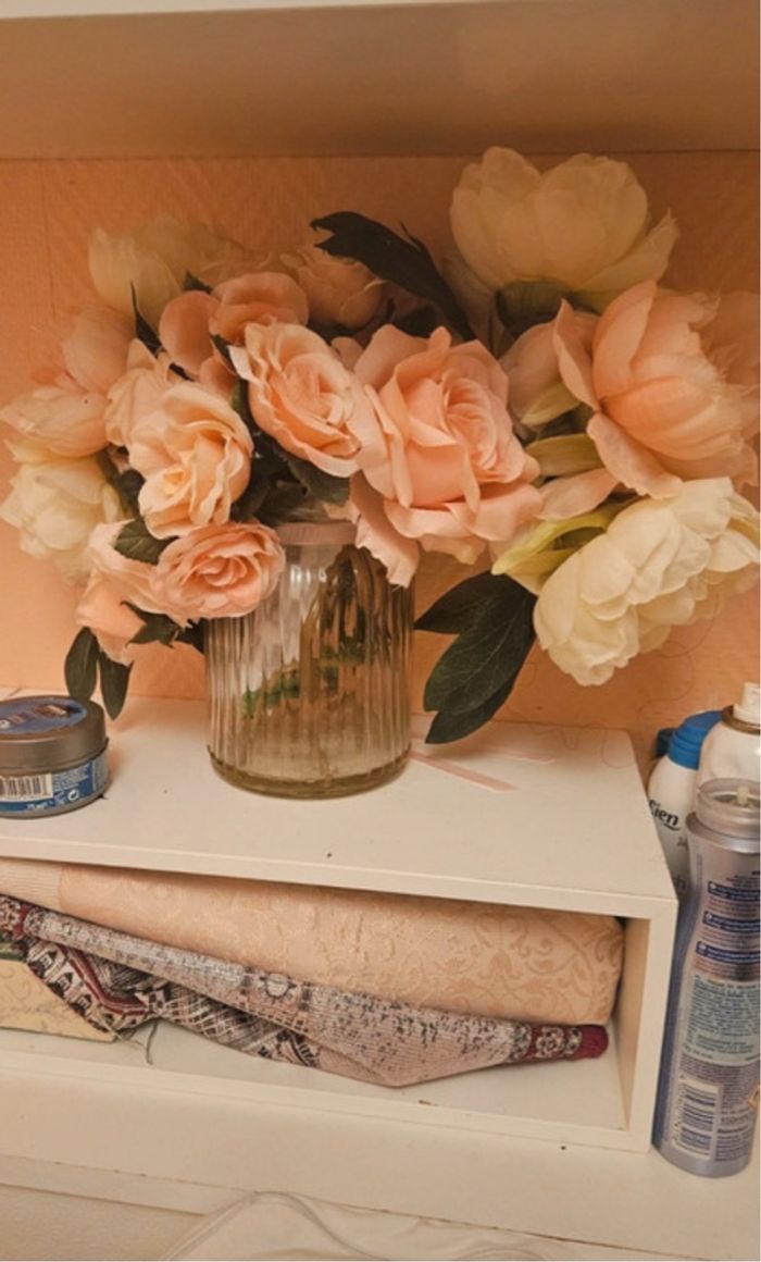 Faux vase avec fleurs artificielles