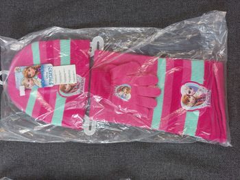 ensemble bonnet gants écharpe la reine des neige rose et trait bleu
