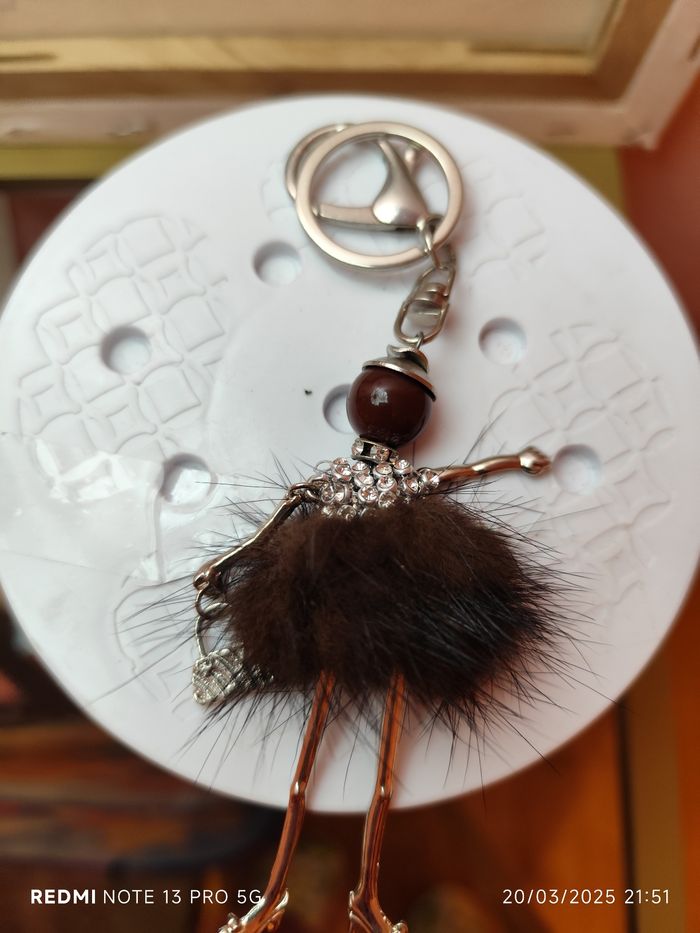 Porte clés poupée boule de poils