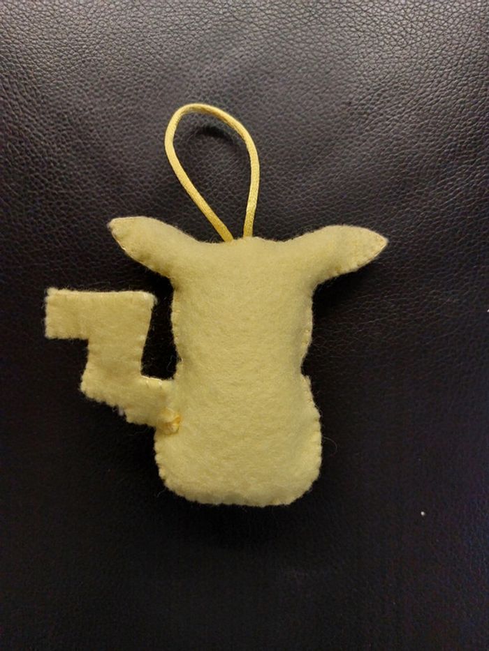 Figurine en Feutrine Pikachu / Pokémon fait main - photo numéro 2
