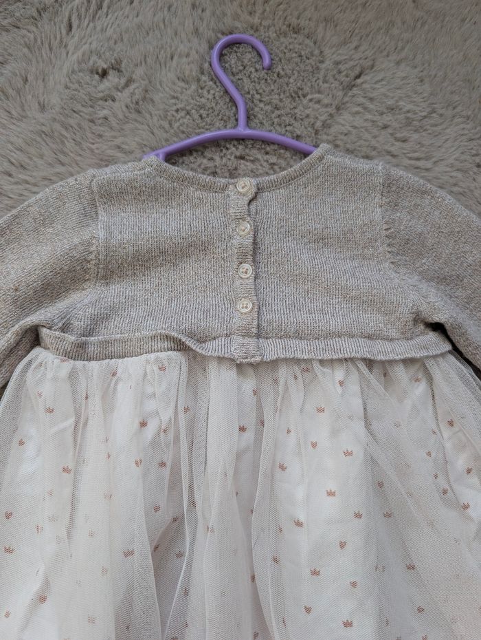 Robe bébé fille 12 mois Tape à l’Œil – haut tricot doré & jupe tulle blanche à motifs dorés – TBE - photo numéro 5
