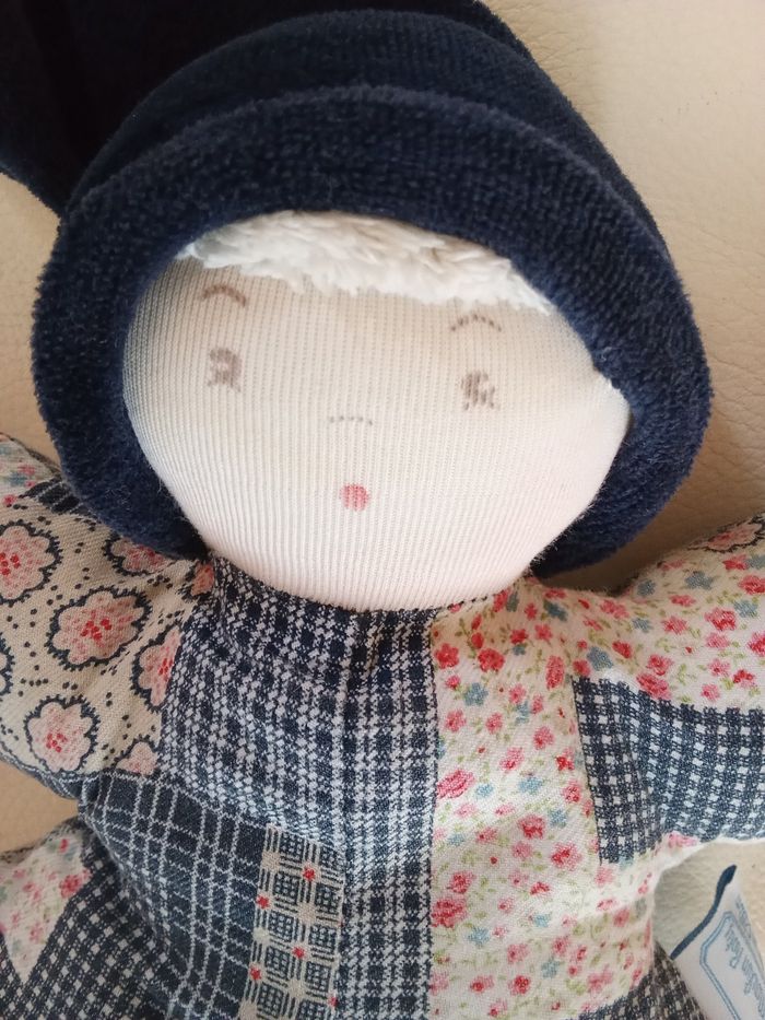 Doudou Moulin Roty vite un câlin poupée chiffon tissu 1997 bleu marine tissu style  patchwork  fleurs fleuri floral visage peint - photo numéro 7