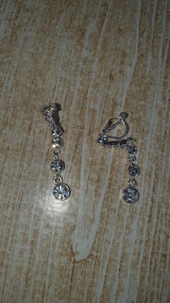 Boucle d'oreilles argenté avec genre de diamants