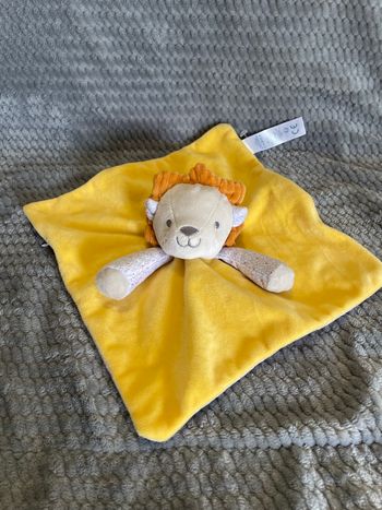 Doudou plat lion jaune blanc pois Obaïbi Okaïdi