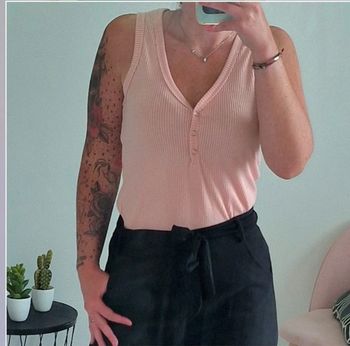 Débardeur à boutons rose. Neuf avec etiquette.