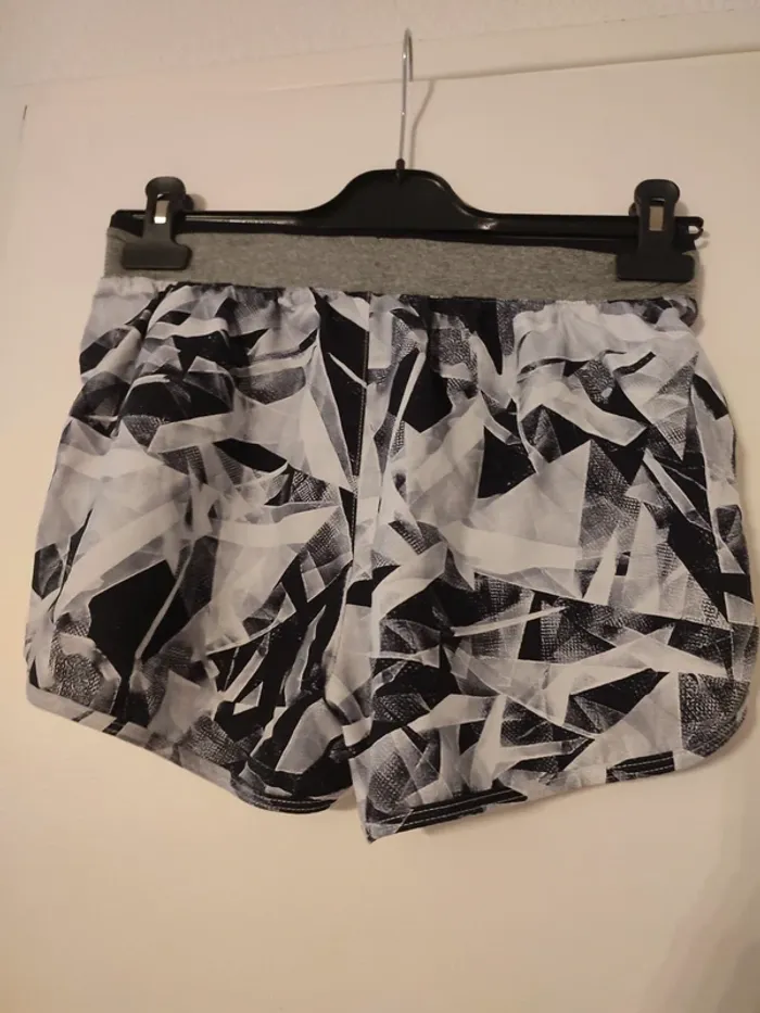 Short sport gris - photo numéro 2