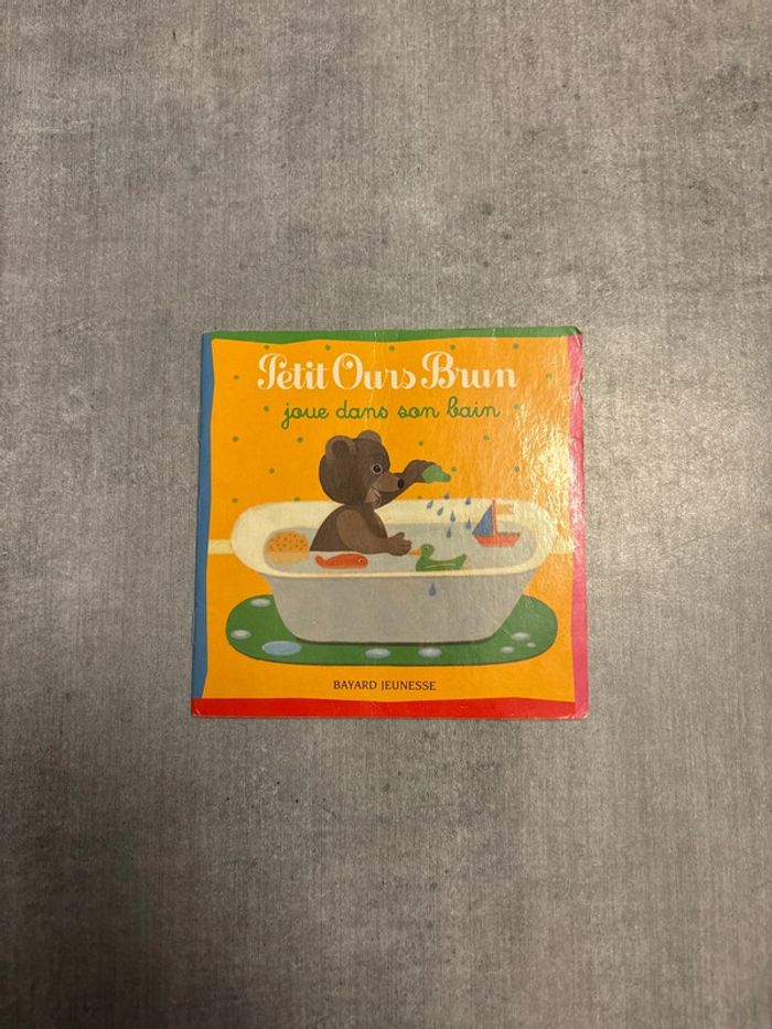 Livre Petit Ours Brun joue dans le bain
