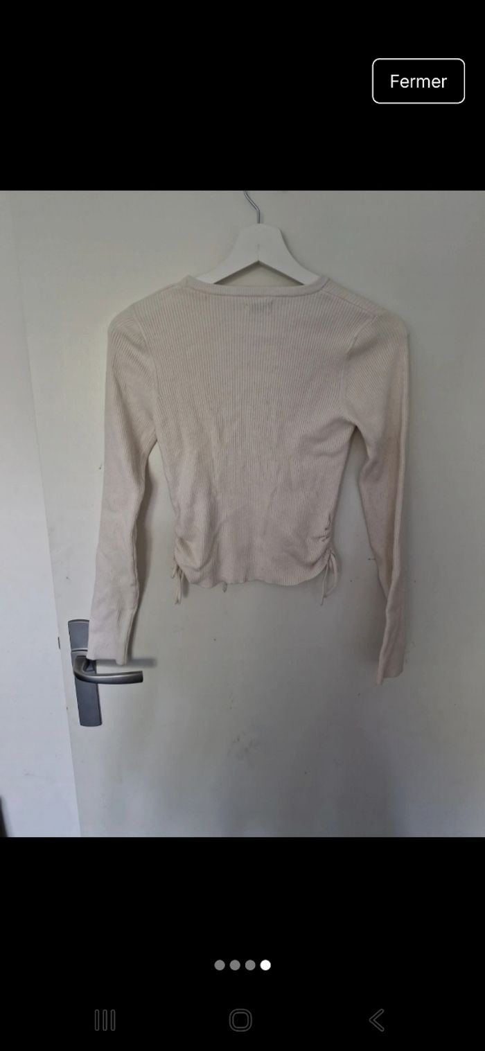Haut beige à longues manches et 2 petits nœuds sur les côtés