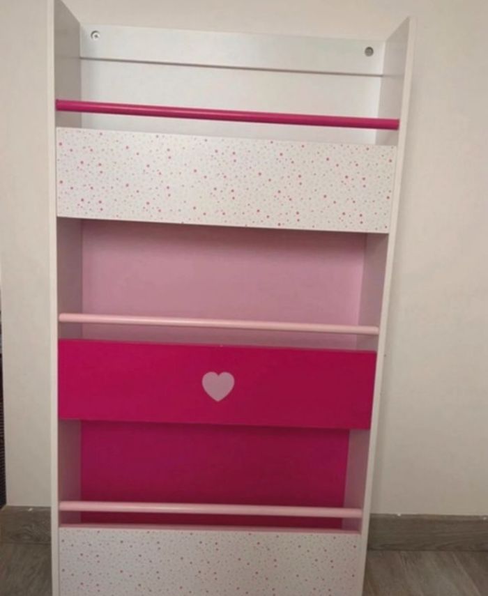 Bibliothèque fille rose