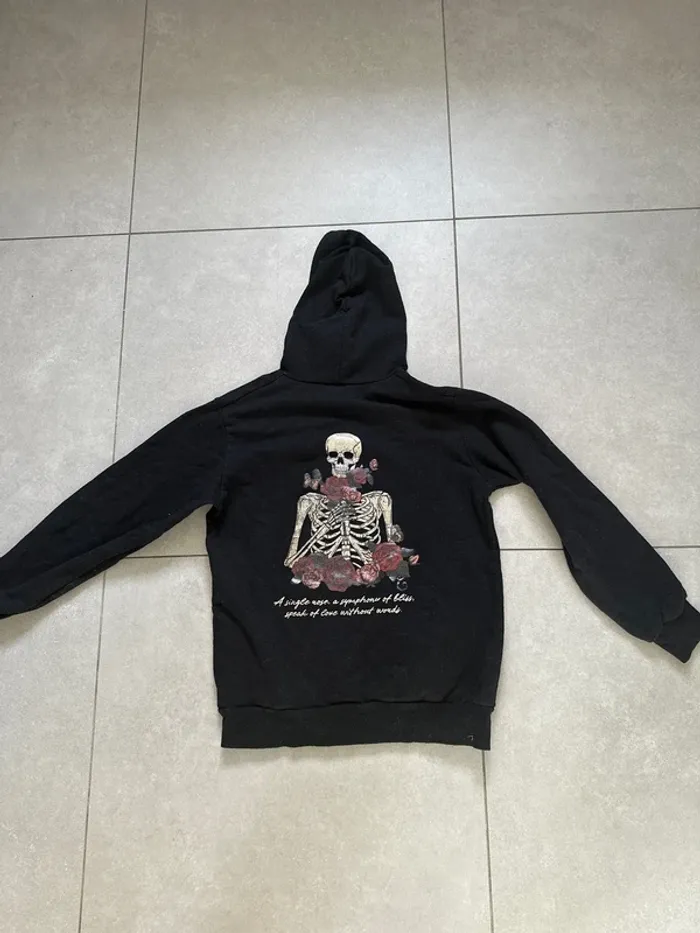 Sweat noir à capuche – Taille M – Motif squelette dans le dos - photo numéro 2